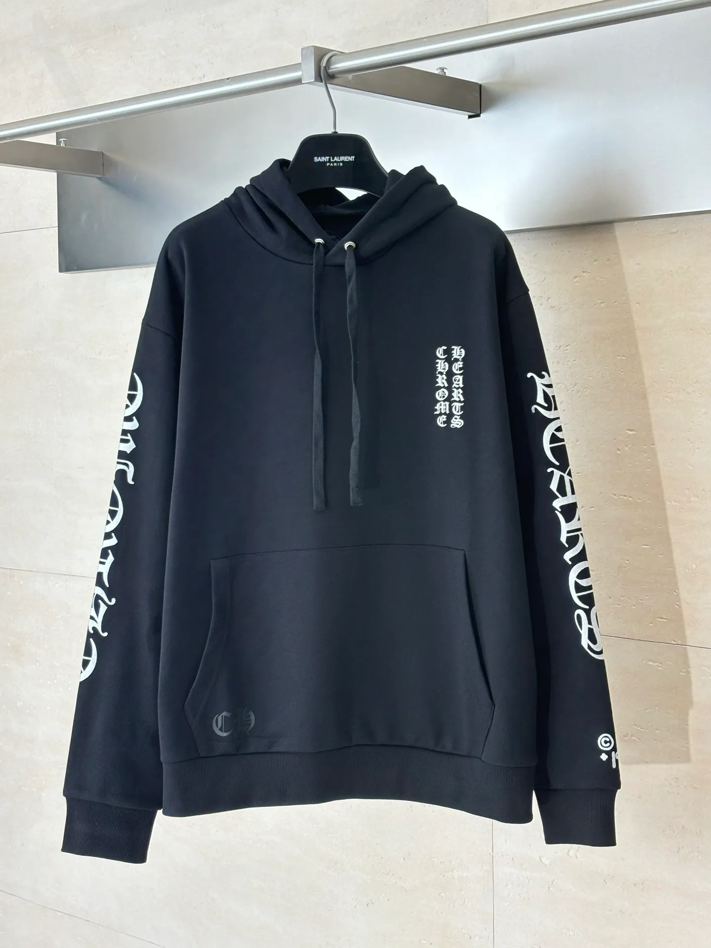 P400 Chrome Herat*/Chrome Heart 25 1988 limited Sanskrit printed hooded sweatshirt. The fabric is made of fleece 420g cotton. The printing uses a variety of printing techniques. Thermosetting ink printing. Size: S/M/L